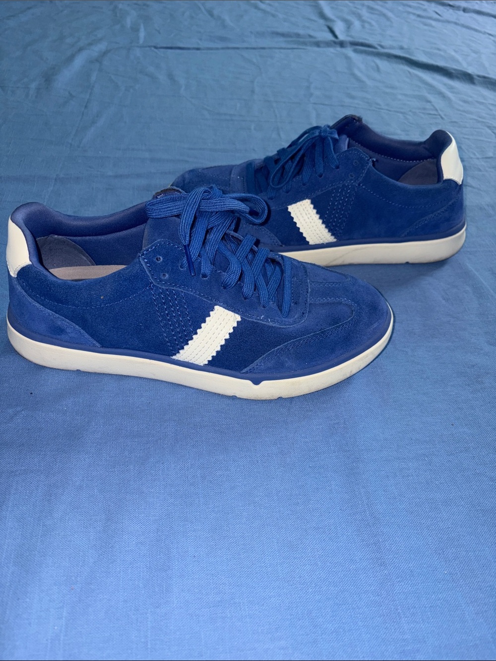 Vionic Women  Blue Suede Casual Sneakers with White Accent Size 10